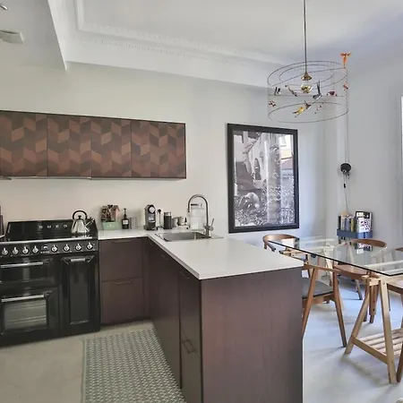Cosy And Ideally Situated Near In Liberation 아파트